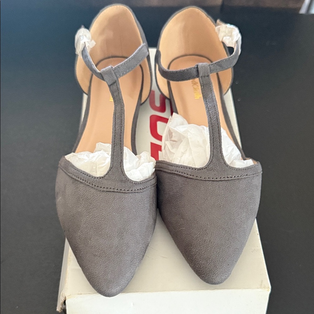 ModCloth Gray T-Strap Soda Women's Shoes size 9 Wide “Heartbeat”